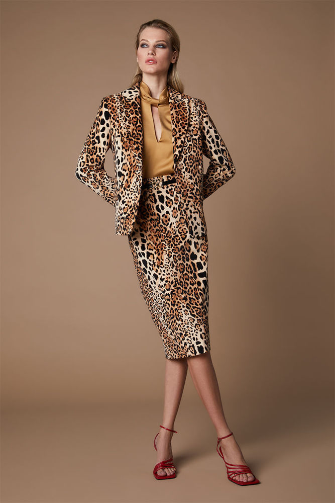 Picture of Elegant well-tailored jacket in fine elastic leopard print TYPE
