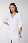 Φόρεμα σε ρομαντική θηλυκή σιλουέτα λευκο