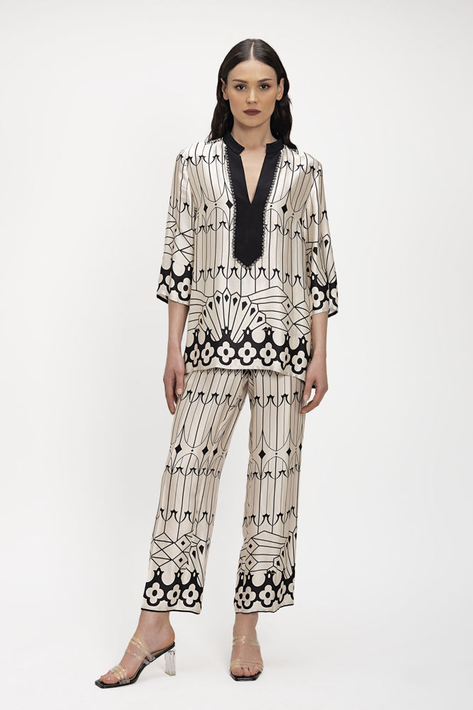 Μπλούζα σε σατέν βισκόζη εμπριμέ με μπορντούρα 001 μαυρο