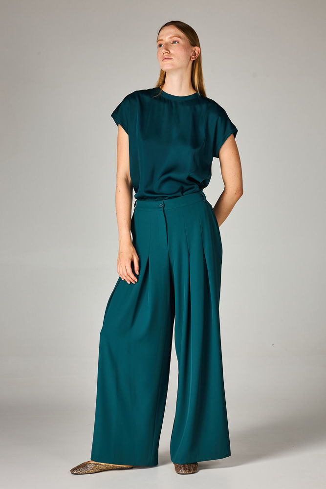 Παντελόνι wide leg σε λεπτό κρεπ με πιέτες σμαραγδι